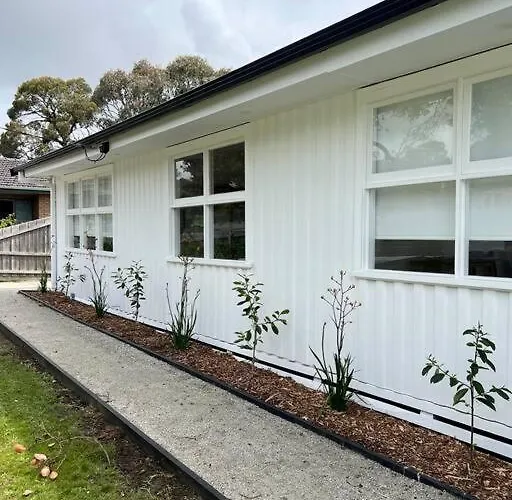 Pet Friendly, Family Home Close To Town