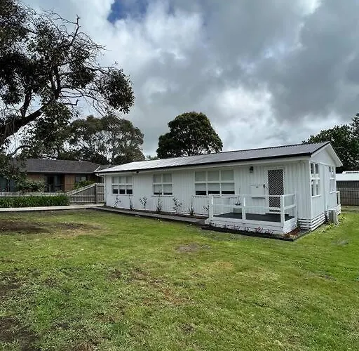 Pet Friendly, Family Home Close To Town
