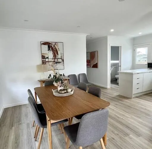 Pet Friendly, Family Home Close To Town