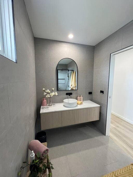 Pet Friendly, Family Close To Town Holiday home