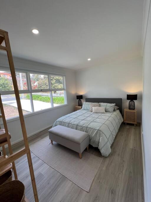 Pet Friendly, Family Close To Town Holiday home